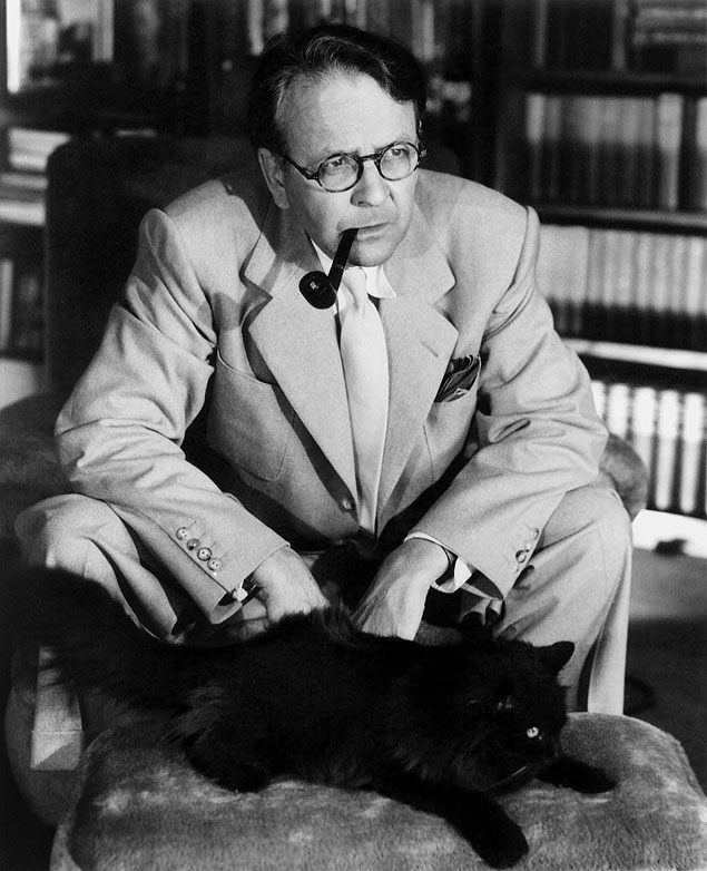 O escritor Raymond Chadler em foto dos anos 1940