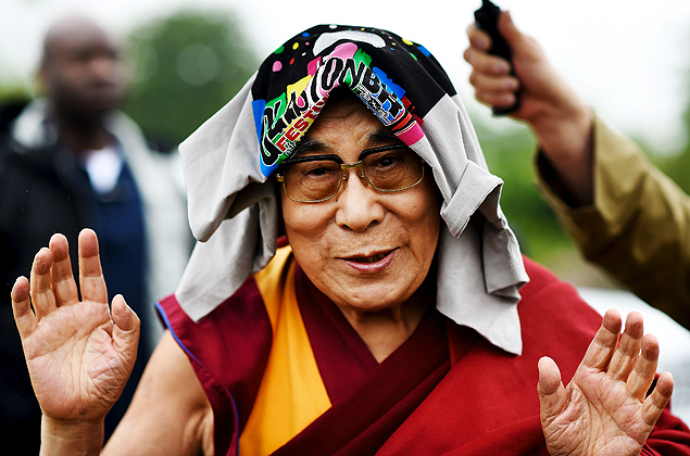 The Dalai Lama greets well-wishers before addressing a crowd gathered at the Stone Circles at Worthy Farm in Somerset during the Glastonbury Festival in Britain, June 28, 2015. REUTERS/Dylan Martinez ORG XMIT: DJM101