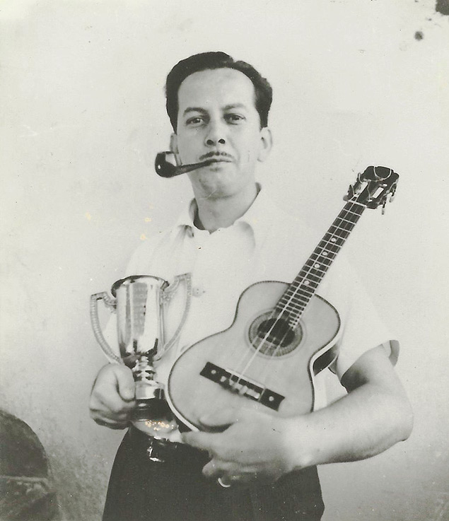 Aníbal Augusto Sardinha, o Garoto, com troféu e cavaquinho nos anos 1950