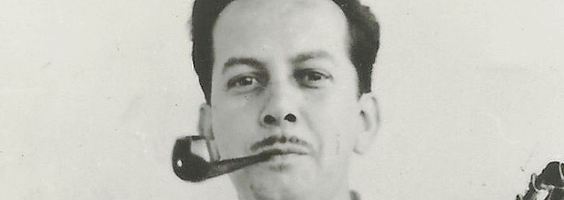 Garoto (Anbal Augusto Sardinha), nos anos 1950, com um dos trofus que recebeu ao longo da carreira e com o cavaquinho, um dos 14 instrumentos de corda que ele tocava