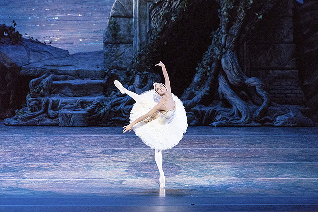 MIA10. NUEVA YORK (NY, EEUU), 24/06/2015.- Fotografa cedida hoy, mircoles 24 de junio de 2015, de la bailarina negra Misty Copeland, quien asume hoy el papel protagonista del popular ballet "El lago de los cisnes", que representa el American Ballet Theatre (ABT), lo que la convierte en la primera mujer de su raza en obtener este rol en la historia de la pera metropolitana de Nueva York. EFE/Darren Thomas/Queensland Performing Arts Centre/SLO USO EDITORIAL/NO VENTAS ORG XMIT: MIA10