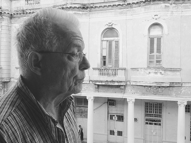 O escritor cubano Antn Arrufat fotografado em Cuba, em sua casa, no bairro Habana Vieja, em maio/2015