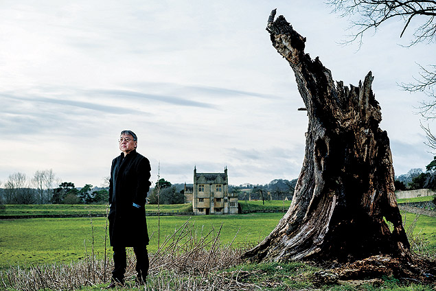 Kazuo Ishiguro, a novelist, in Chipping Campden, England, Jan. 26, 2015. Ishiguros new novel, The Buried Giant, is the riskiest and most ambitious venture of his celebrated career, a return to his hallmark themes of memory and loss, set in a ogre- and pixie-populated ancient England. I dont know whats going to happen, Ishiguro said. Will readers follow me into this? (Andrew Testa/The New York Times) ORG XMIT: XNYT109 ***DIREITOS RESERVADOS. NO PUBLICAR SEM AUTORIZAO DO DETENTOR DOS DIREITOS AUTORAIS E DE IMAGEM***