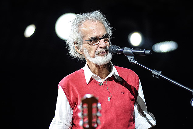 Renato Teixeira canta durante show em homenagem  Elis Regina em 2015.