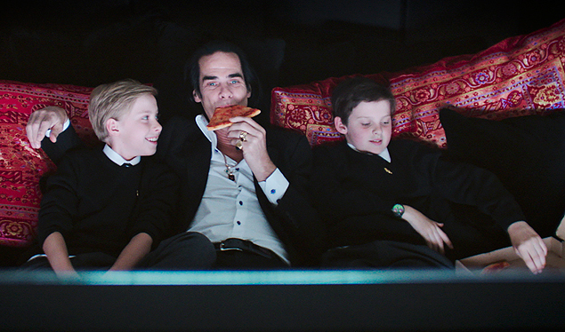 Nick Cave assiste 'Scarface' com os filhos, Arthur (esq.)e Earl, em cena de "20,000 Days on Earth"