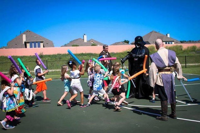 Darth Vader sucumbe ao ataque de um exrcito de mini jedis no Texas.