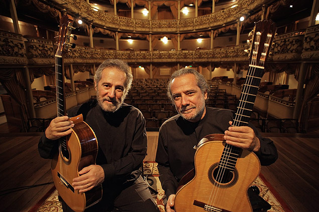 Duo Assad, formado pelos irmãos Sérgio (esq.) e Odair.