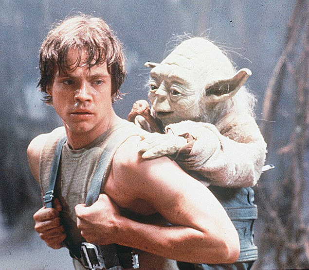 Luke Skywalker carrega o mestre Yoda em cena do filme 