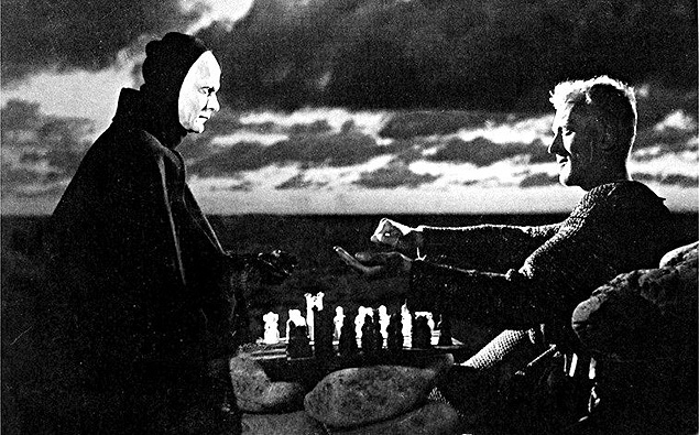 Cena do filme "O Sétimo Selo", de Ingmar Bergman, em que Max Von Sydow (à dir.) joga xadrez com a morte.