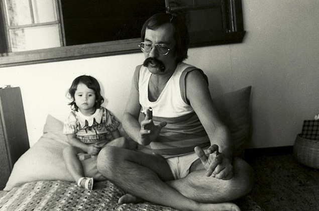 Estrela Leminski e o pai, Paulo Leminski, nos anos 1980 