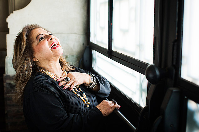 Retrato da cantora Angela Maria no saguao da Sala So Paulo, na Luz
