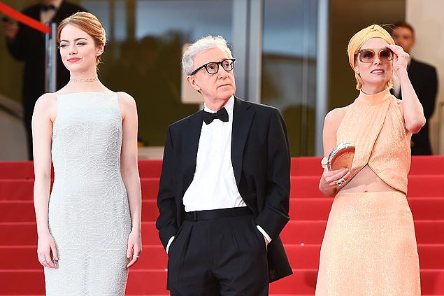 Woody Allen entre Emma Stone e Parker Posey, estrelas de 'Um Homem Irracional', em Cannes