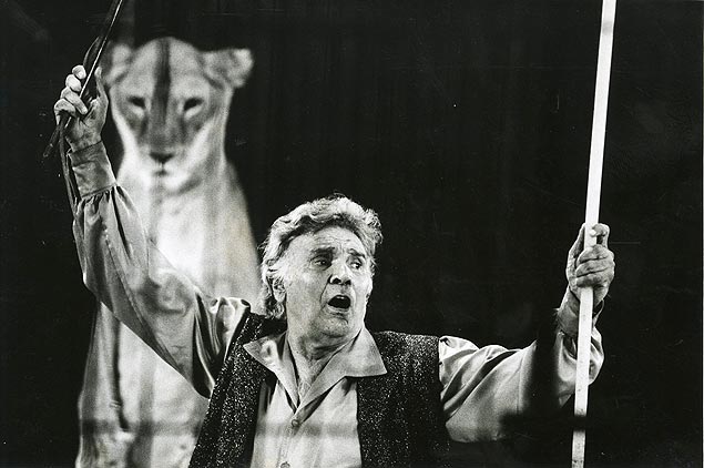 Orlando Orfei, no incio dos anos 1990, em jaula durante espetculo circense 