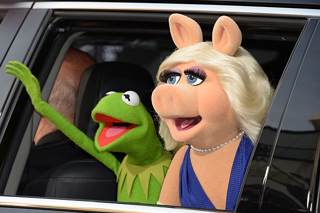 (FILES) In this March 11, 2014 file photo, Kermit the Frog and Miss Piggy arrive for the world premiere of Disney's "Muppets Most Wanted," at El Capitan Theatre in Hollywood, California. Miss Piggy and Kermit the Frog shocked Muppets fans August 4, 2015 by announcing the end of their long-running and often tortured love affair. "After careful thought, thoughtful consideration and considerable squabbling, we have made the difficult decision to terminate our romantic relationship," they said on their respective social media accounts. They will still be working together, not least in a Muppets mockumentary series to premiere on the ABC television network on September 22. AFP PHOTO / ROBYN BECK ORG XMIT: RLB2668