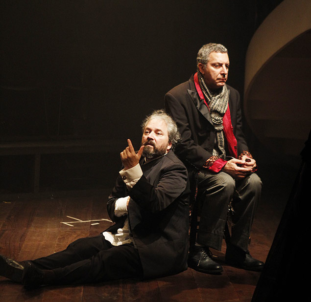 Os atores Brian Penido e Fernando Poli na pea 'A Mquina Tchkhov'