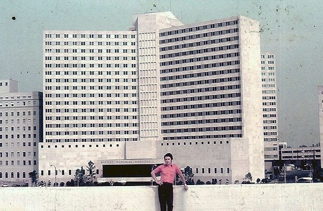 O mdico Raul Lamim, em foto dos anos 1970, em frente do Hospital Batista de Memphis. Ele conta ter participado da autpsia de Elvis Presley