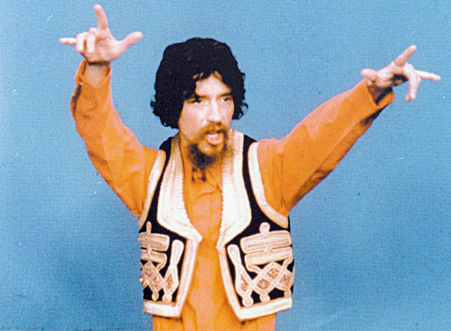 O cantor e compositor baiano Raul Seixas durante a gravao do clipe da msica "Gita", em 1974 