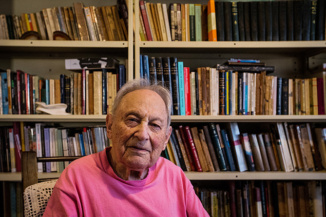 Boris Schnaiderman aos 98, em seu apartamento em So Paulo 