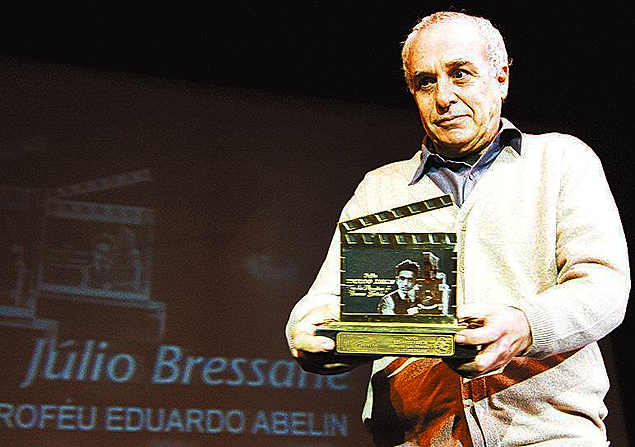 ORG XMIT: 441901_0.tif Cinema: o cineasta Julio Bressane recebe o trofu Eduardo Abelin no 36 Fetival de Cinema de Gramado. (Gramado (RS), 13.08.2008. Foto de Edison Vara/PressPhoto) 