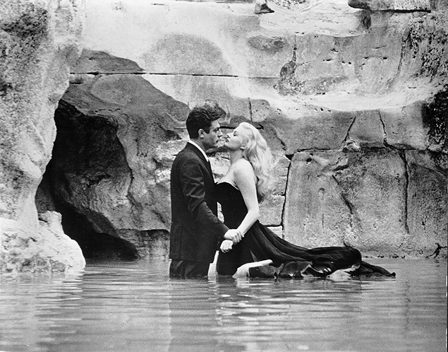 Cinema: os atores Marcello Mastroianni e a atriz Anita Ekberg, em cena do filme "'A Doce Vida" (1960), de Federico Fellini. (Foto: Divulgao) *** DIREITOS RESERVADOS. NO PUBLICAR SEM AUTORIZAO DO DETENTOR DOS DIREITOS AUTORAIS E DE IMAGEM ***