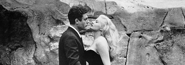 Os atores Marcello Mastroianni e a atriz Anita Ekberg em cena do filme "'A Doce Vida" (1960), de Federico Fellini