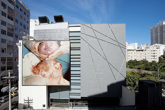 Fotomontagem com fotografia de Maria Lynch na fachada do Oi Futuro, no Rio