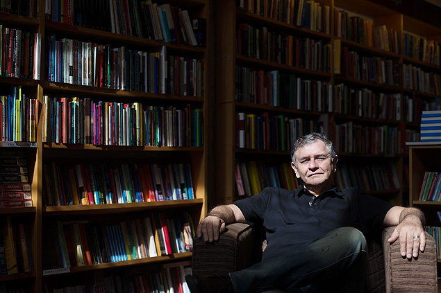 Retrato do escritor paraense Edyr Augusto, na Livraria da Vila