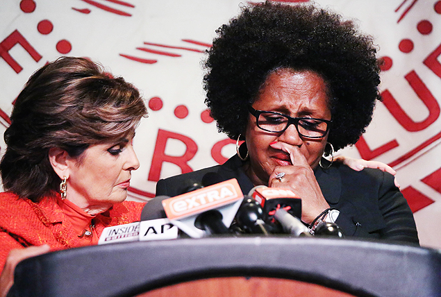 NEW YORK, NY - AUGUST 20: Alleged victim Charlotte Fox is consoled by Gloria Allred (L) during a press conference with new alleged victims in the Bill Cosby Scandal at The Friars Club on August 20, 2015 in New York City. Rob Kim/Getty Images/AFP == FOR NEWSPAPERS, INTERNET, TELCOS & TELEVISION USE ONLY ==