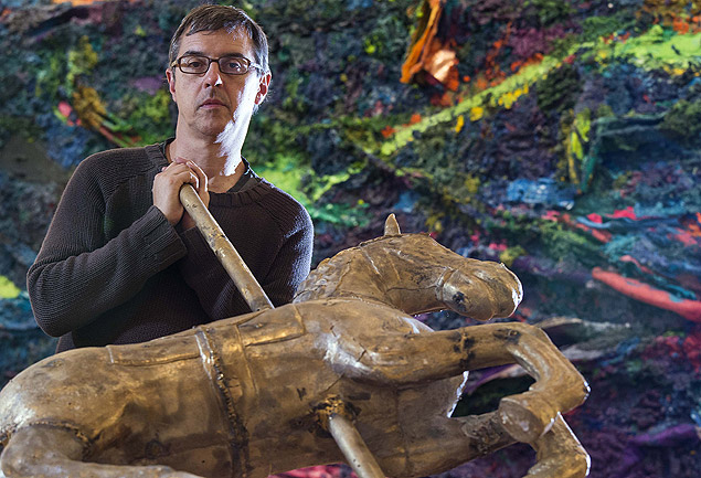 O artista plastico Nuno Ramos posa durante montagem de mostra na Estao Pinacoteca, em 2015