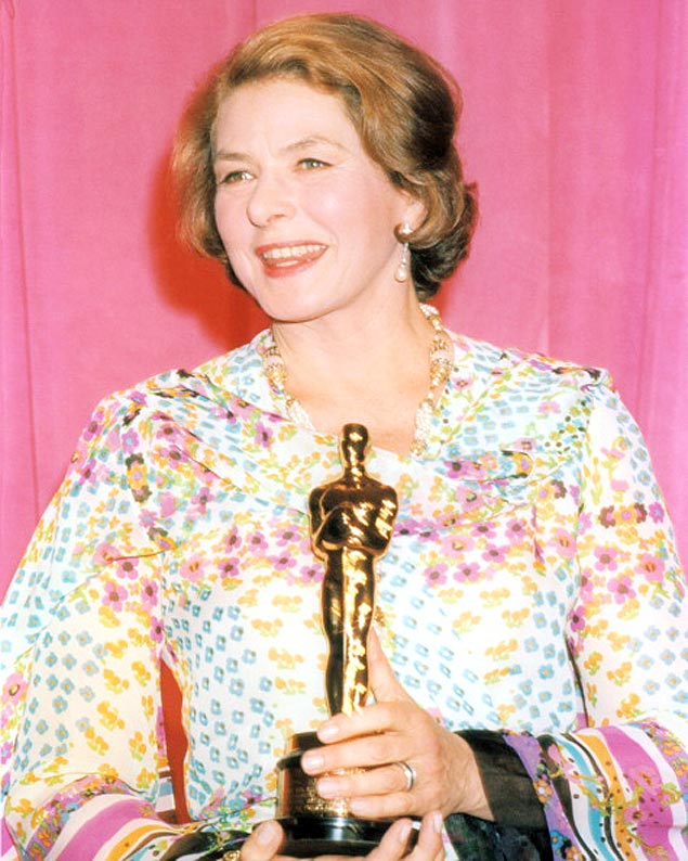 Ingrid Bergman (1915-1982), Swedish actress, holding her Oscar statuette at the 47th Academy Awards, at the Dorothy Chandler Pavilion in Los Angeles, California, USA, 8 April 1975. Bergman won the award for Best Actress in a Supporting Role, for her performance in 'Murder on the Orient Express'. (Photo by Silver Screen Collection/Getty Images) ***DIREITOS RESERVADOS. NO PUBLICAR SEM AUTORIZAO DO DETENTOR DOS DIREITOS AUTORAIS E DE IMAGEM***