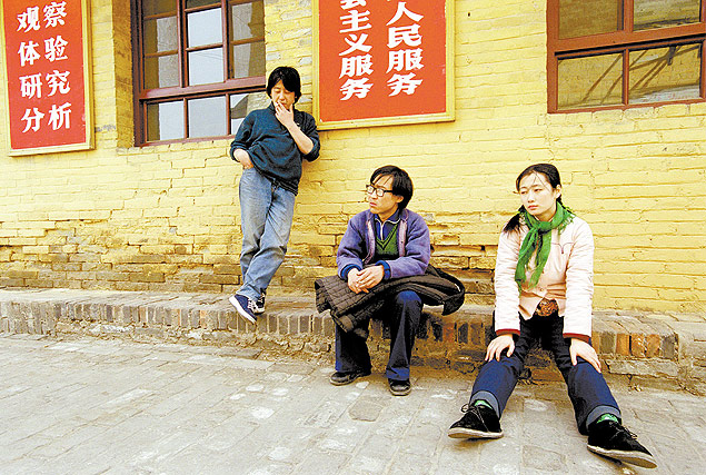 ORG XMIT: 480101_0.tif Cena de "Plataforma", filme com direo de Jia Zhang-Ke. Feature movie "Zhan Tai" by Jia Zhang Ke.on location in Fenyang, Shanxi, China.15 April, 2000.Pix by Ricky Wong 