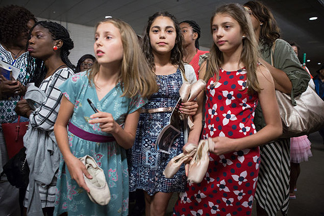  Fans of Ms. misty Copeland waiting at the stage entrance earlier this month. Credit Julieta Cervantes for The New York Times - suplemento nyt - http://www.nytimes.com/2015/07/01/arts/dance/misty-copeland-is-promoted-to-principal-dancer-at-american-ballet-theater.html