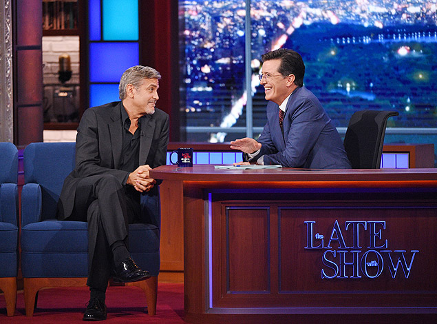 NEW YORK - SEPTEMBER 8: Actor George Clooney chats with Stephen on the premiere of The Late Show with Stephen Colbert, Tuesday Sept. 8, 2015 on the CBS Television Network. (Photo by Jeffrey R. Staab/CBS via Getty Images) *** FOTO COM CUSTO PARA iLUSTRADA*** ***DIREITOS RESERVADOS. NO PUBLICAR SEM AUTORIZAO DO DETENTOR DOS DIREITOS AUTORAIS E DE IMAGEM***