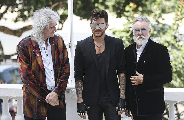 Brian May, Adam Lambert e Roger Taylor, do Queen, posam antes de entrevista no Rio