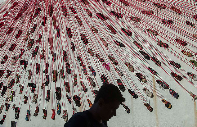 ILUSTRADA - Chiharu Chiota, artista japonesa que faz instalaao com fios de la e cartas no Sesc Pinheiros. Ha duas obras secundarias no local, uma com malas e outra com sapatos, logo na entrada.10/098/2015 - Foto - Marlene Bergamo/ Folhapress - 0717.