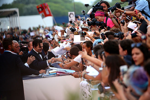 (150904) -- VENECIA, septiembre 4, 2015 (Xinhua) -- El actor Johnny Depp (c) firma autgrafos en la alfombra roja de la pelcula 