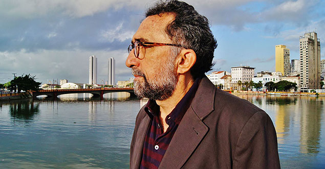 O escritor cearense Ronaldo Correia de Brito posa para foto diante do rio Capibaribe no Recife (PE), o autor lana o romance 