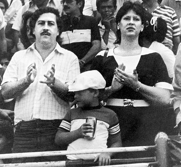 TO GO WITH AFP STORY BY LISSY DE ABREU (FILES) This undated photo shows Pablo Escobar (L), his wife Victoria Eugenia Henau (R) and their son Pablo Escobar. Colombian journalist Silvia Hoyos has just published a book with her epistolary exchange with Escobar in 1991. AFP PHOTO /EL TIEMPO ORG XMIT: MVD002