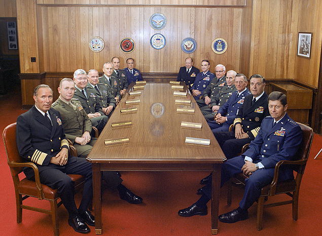 This is a group photograph of the Joint Chiefs of Staff and several Commanders in Chiefs taken on July 1, 1983, in the Chairman of the Joint Chiefs of Staff dining room, located in the Pentagon. Shows (left to right): U.S. Navy Adm. Wesley L. McDonald, Commander in Chief, US Atlantic Command; U.S. Marine Corps Gen. Paul X. Kelley, Commandant of the Marine Corps; U.S. Army Gen. Paul F. Gorman, Commander in Chief, US Southern Command; U.S. Army Lt. Gen. Robert C. Kingston, Commander in Chief, US Central Command; U.S. Army Gen. John A. Wickham, Chief of Staff, US Army; U.S. Army Gen. Wallace H. Nutting, Commander in Chief, US Readiness Command; U.S. Air Force Gen. James V. Hartinger, Commander in Chief, Aerospace Defense Command; U.S. Navy Adm. William J. Crowe, Commander in Chief, US Pacific Command; U.S. Air Force Gen. Charles A. Gabriel, Chief of Staff, U.S. Air Force; U.S. Army Bernard W. Rogers, Commander in Chief, US European Command; U.S. Army Gen. John W. Vessey, Jr., Chairman of the Joint Chiefs of Staff; U.S. Air Force Gen. Bennie L. Davis, Commander in Chief, US Strategic Air Command; U.S. Navy Adm. James D. Watkins, Chief of Naval Operations; and U.S. Air Force Gen. Thomas M. Ryan, Commander in Chief, Military Airlift Command. OSD Package No. A07D-00347 (DOD Photo by Robert D. Ward) (Released) Where to Invade Next, de Michael Moore, será exibido no Festival de Toronto. Divulgacao. ***DIREITOS RESERVADOS. NO PUBLICAR SEM AUTORIZAO DO DETENTOR DOS DIREITOS AUTORAIS E DE IMAGEM***