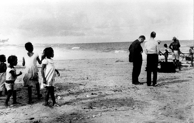 ORG XMIT: 372701_0.tif 1959O cientista social Agostinho da Silva e ensaista Eduardo Loureno em praia na Bahia, em 1959. (Divulgao) 