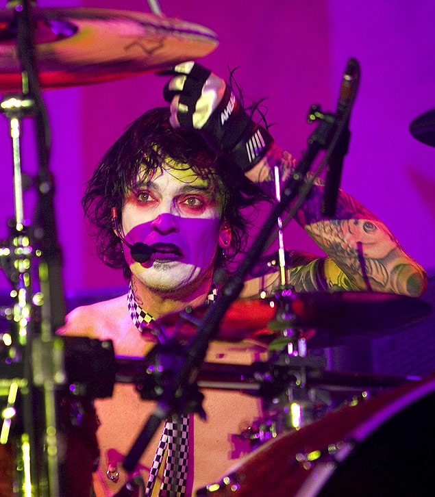 ORG XMIT: 523801_0.tif Motley Crue drummer Tommy Lee performs during a sold-out show at The Joint inside the Hard Rock Hotel & Casino in Las Vegas, Nevada March 20, 2005. The recently-reunited U.S. hard rock band is on tour to promote the new platinum-selling two-disc, best-of release, "Red, White & Crue". REUTERS/Ethan Miller 
