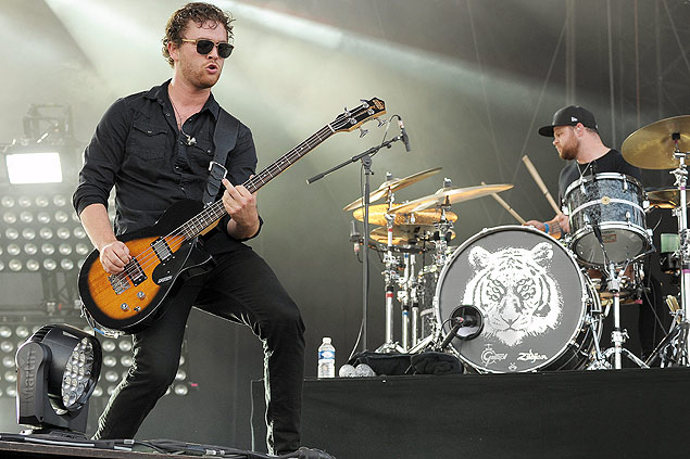 EUR101. Belfort (France), 03/07/2015.- Musicians Mike Kerr (L) and Ben Thatcher (R) of British rock duo Royal Blood perform during their concert at the 27th Eurockeennes Festival in Belfort, France, 03 July 2015. The music festival runs from 03 to 06 July. (Francia) EFE/EPA/HUGO MARIE ORG XMIT: EUR101