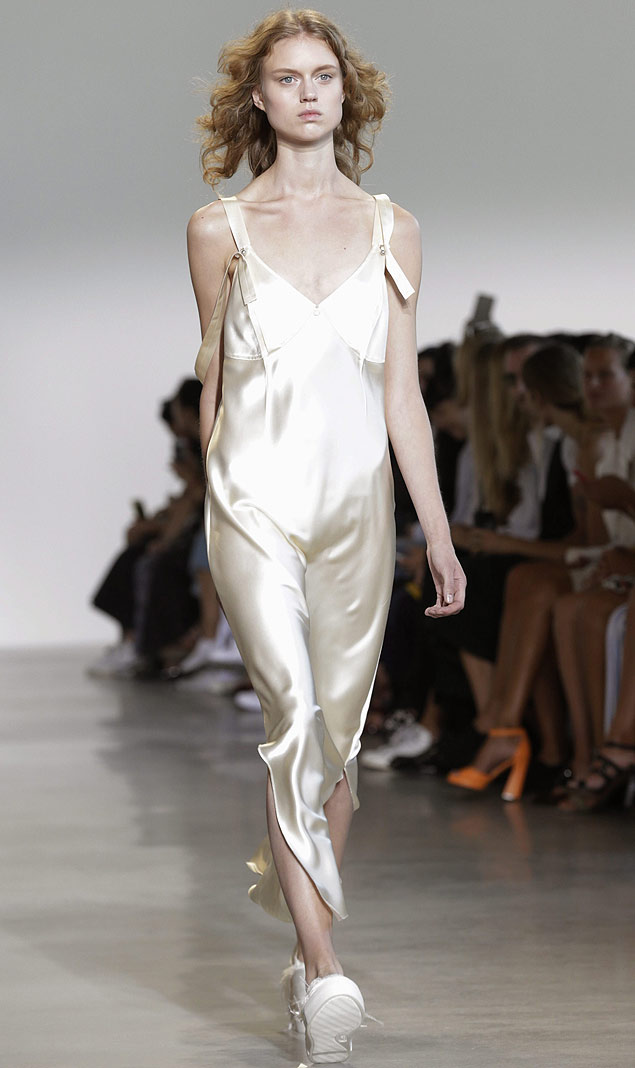 Modelo de seda da coleo de Calvin Klein