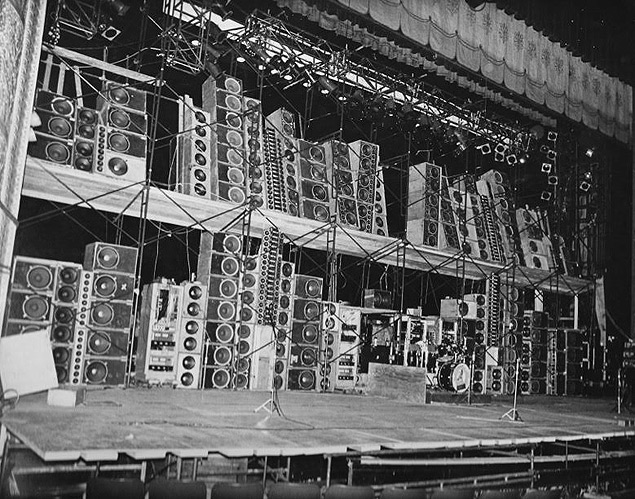 O &#147;PA Alembic&#148; no Boston Music Hall, 30 de novembro de 1973. Crdito: Richard Pechner ---- Como a Muralha Sonora do Grateful Dead Mudou a Histria da Msica ao Vivo - VICE