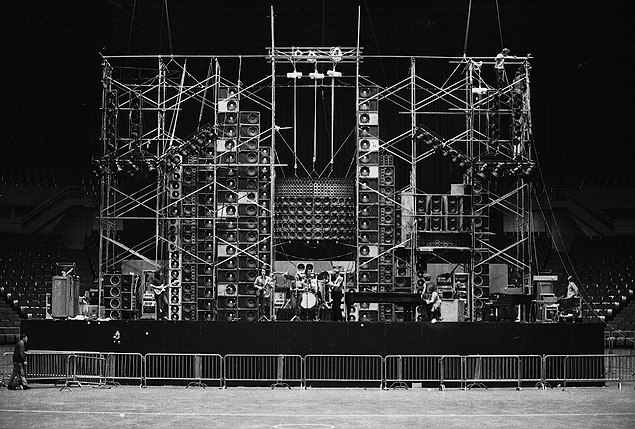 Integrantes do Grateful Dead e a Muralha Sonora, durante passage de som no P.N.E. Coliseum em Vancouver, Colmbia Britnica, 17 de maio de 1974. Crdito:Richard Pechner. ---- Como a Muralha Sonora do Grateful Dead Mudou a Histria da Msica ao Vivo - VICE