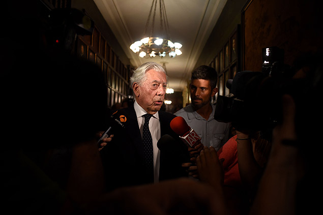 Nobel Prize for Literature 2010 winner, Peruvian writer Mario Vargas Llosa, addresses journalists before taking part in the presentation of the manifesto "Libres e Iguales" (Free and Equal) that calls for Catalan's civil risponsibility when voting during the upcoming Catalan regional election, on September 22, 2015, in Madrid. AFP PHOTO / BORJA SANCHEZ-TRILLO ORG XMIT: RR1414