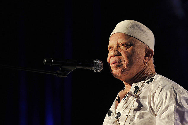 Malian afro-pop singer-songwriter Salif Keita performs on stage on August 29, 2015 at the Safaricom Jazz festival in Nairobi. African music legend Salif Keita has called for people with albinism to be protected, as Tanzania begins campaigning for general elections amid a fear in rise of witchcraft attacks. AFP PHOTO / SIMON MAINA ORG XMIT: KEN08