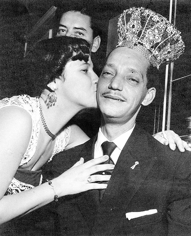 O cantor carioca Orlando Silva recebe carinho e coroa de "rei do rdio" em 1953 