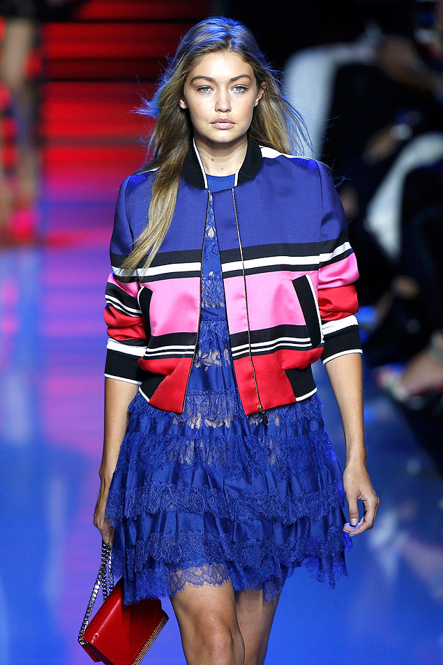 ETI45521004. Paris (France), 04/10/2015.- A model presents a creation from the Spring/Summer 2016 Ready to Wear collection by British designer Phoebe Philo for Celine during the Paris Fashion Week, in Paris, France, 04 October 2015. The presentation of the Women's collections runs from 29 September to 07 October. (Moda, Francia) EFE/EPA/ETIENNE LAURENT ORG XMIT: ETI45521004