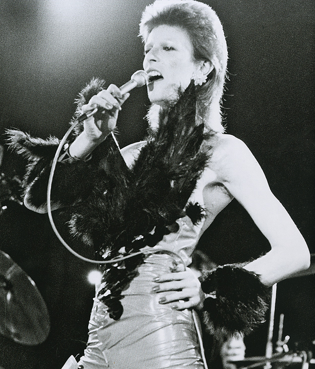 Coleção Folha Moda de A a Z - Volume 9 - David Bowie, 1973. cone do glam rock.. Crédito : Reprodução ***DIREITOS RESERVADOS. NO PUBLICAR SEM AUTORIZAO DO DETENTOR DOS DIREITOS AUTORAIS E DE IMAGEM***